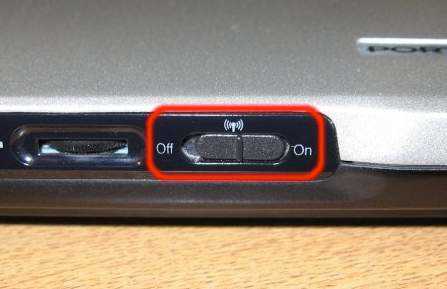 nút gạt WiFi trên cạnh của máy tính laptop