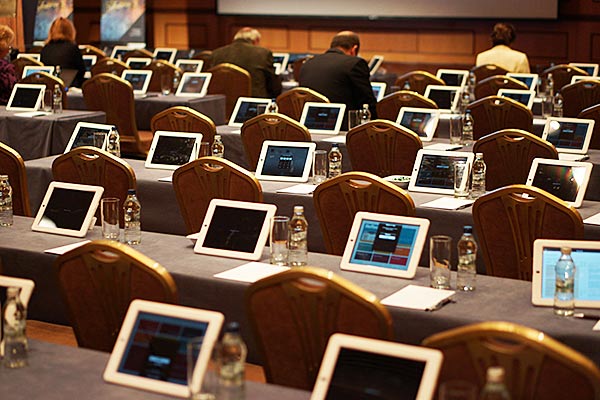 Dịch vụ cho thuê iPad hội nghị phục vụ check in và đăng ký đại biểu