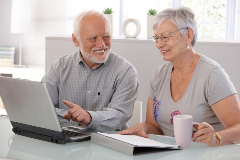 Cách chọn mua laptop phù hợp với người lớn tuổi