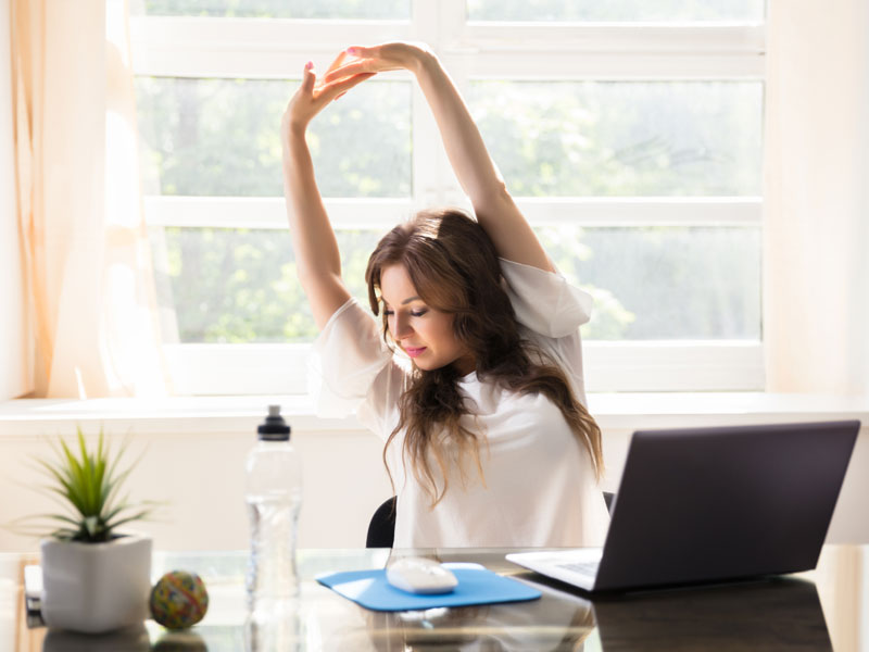 Tư thế ngồi laptop giúp nâng cao sức khỏe và hiệu suất 