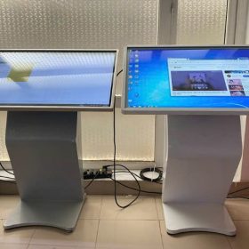 Màn hình cảm ứng chân quỳ 43 inch và 55 inch dùng cho sự kiện, showroom, triển lãm – thiết bị kiosk tương tác hiện đại của H-TECH