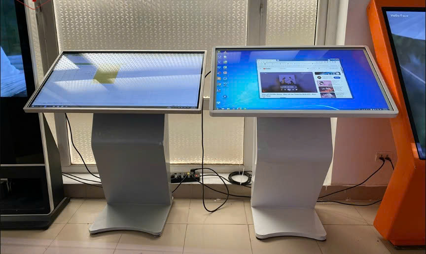 Màn hình cảm ứng chân quỳ 43 inch và 55 inch dùng cho sự kiện, showroom, triển lãm – thiết bị kiosk tương tác hiện đại của H-TECH