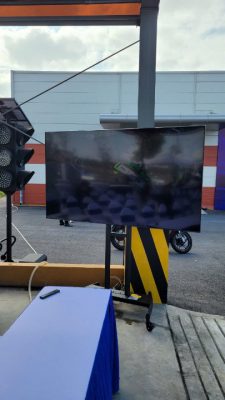 Dịch vụ thuê tivi 85 inch 4K hiển thị sắc nét, màn hình cực lớn, lắp đặt tại sự kiện hội nghị bởi H-TECH