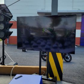 Dịch vụ thuê tivi 85 inch 4K hiển thị sắc nét, màn hình cực lớn, lắp đặt tại sự kiện hội nghị bởi H-TECH