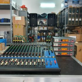 Hệ thống âm thanh hội nghị chuyên nghiệp gồm micro, loa và mixer phục vụ hội thảo và họp doanh nghiệp