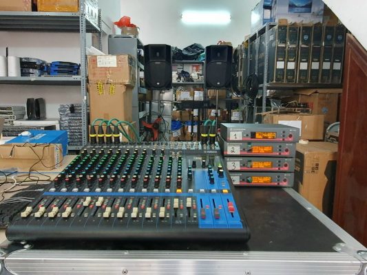 Hệ thống âm thanh hội nghị chuyên nghiệp gồm micro, loa và mixer phục vụ hội thảo và họp doanh nghiệp