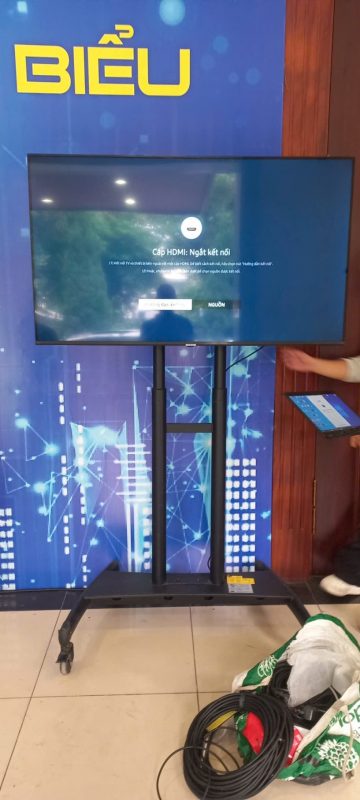 TV chân đứng trình chiếu video quảng cáo tại booth