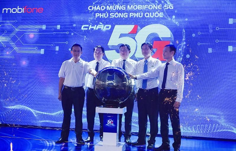 Đại biểu thực hiện nghi thức kích hoạt quả cầu khai trương