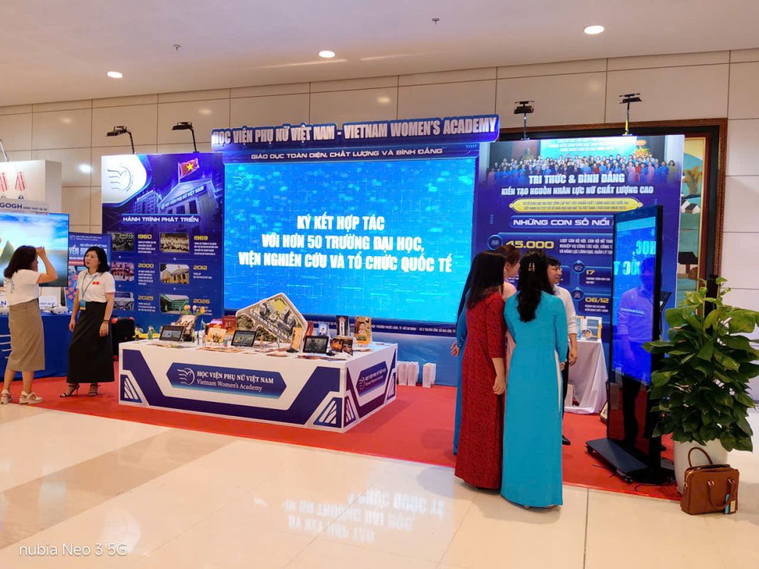 Standee điện tử quảng cáo sử dụng tại sự kiện ra mắt sản phẩm