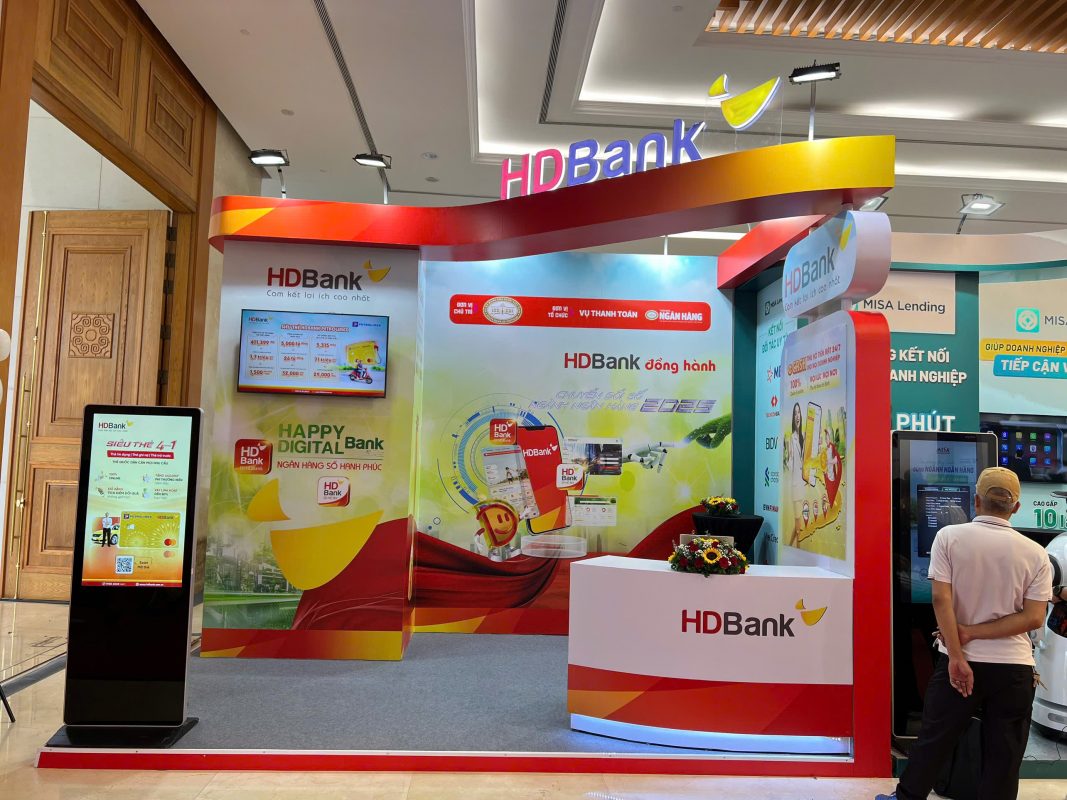 Standee điện tử 55 inch sử dụng tại gian hàng triển lãm