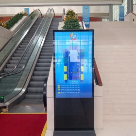 Standee quảng cáo 55 inch hiển thị nội dung tại hội nghị khách hàng