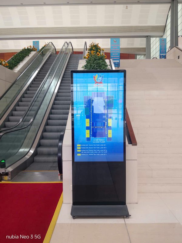 Standee quảng cáo 55 inch hiển thị nội dung tại hội nghị khách hàng