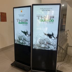 Standee điện tử 55 inch sử dụng tại hội nghị doanh nghiệp