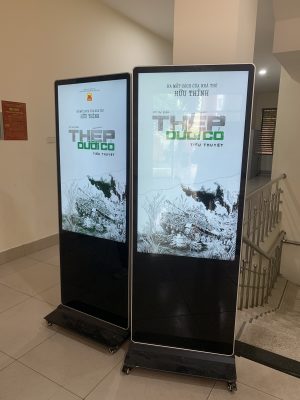 Standee điện tử 55 inch sử dụng tại hội nghị doanh nghiệp
