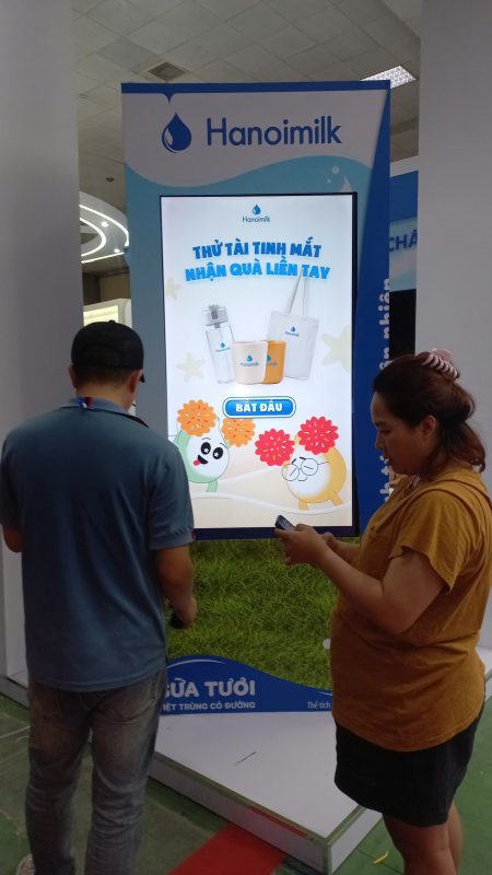 Kiosk cảm ứng hỗ trợ tra cứu thông tin tại triển lãm thương mại