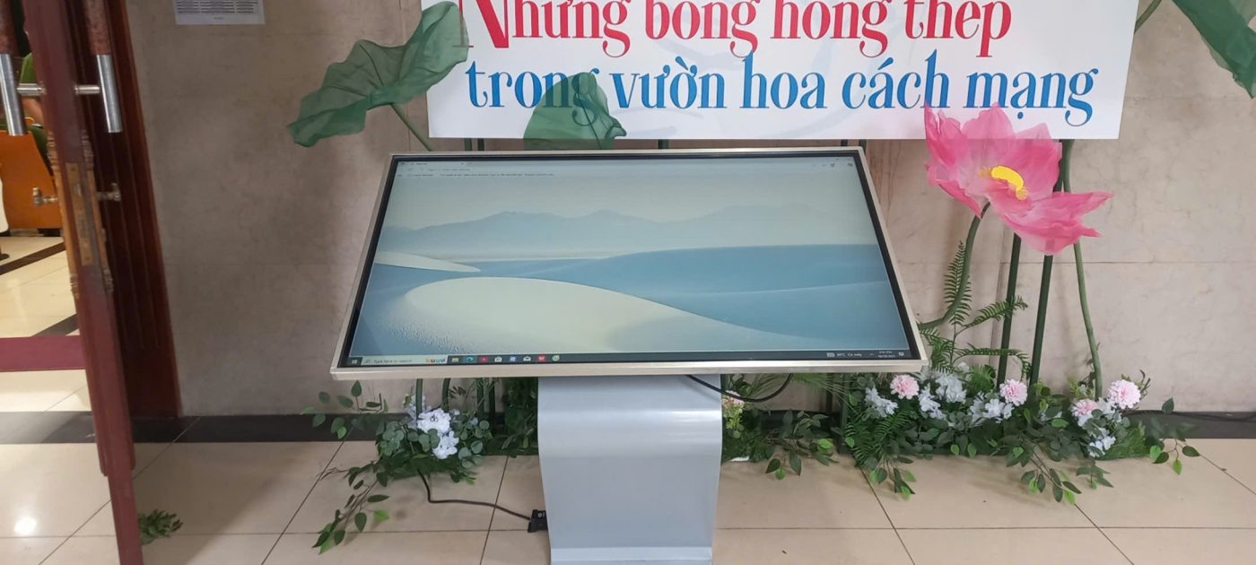 Màn hình cảm ứng chân quỳ trưng bày trong showroom