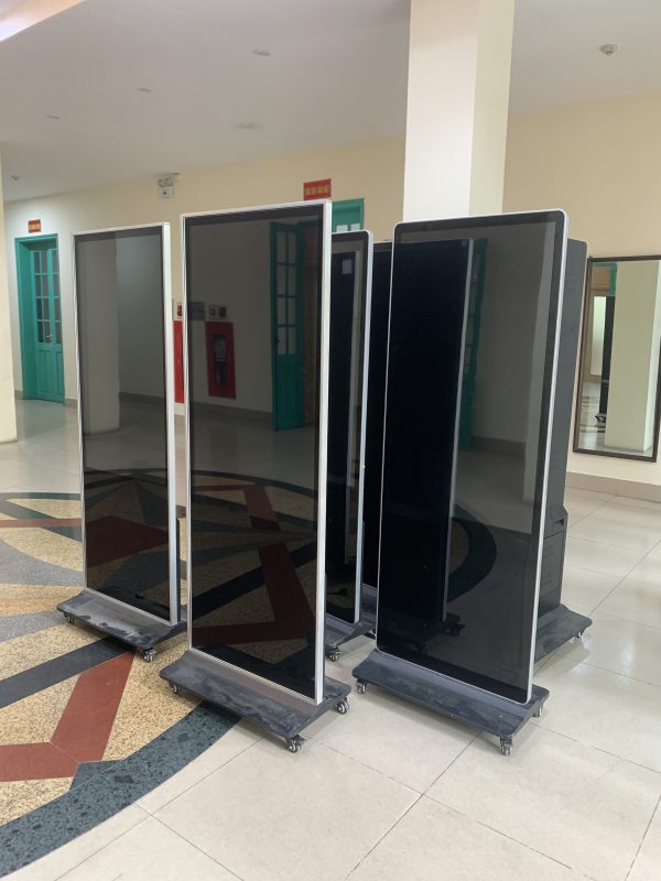 Màn hình quảng cáo chân đứng 55 inch tại triển lãm