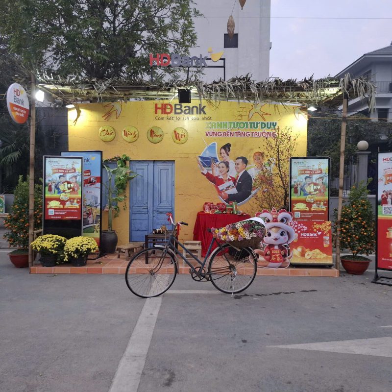 Màn hình quảng cáo chân đứng đặt trước cửa hàng trong trung tâm thương mại