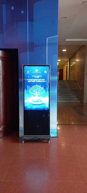 Standee điện tử hiển thị lịch trình chương trình tại sảnh khách sạn