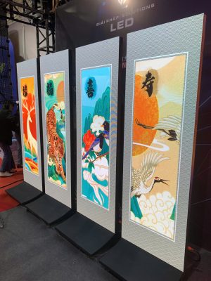 Standee quảng cáo sự kiện đặt tại gian hàng triển lãm thương mại