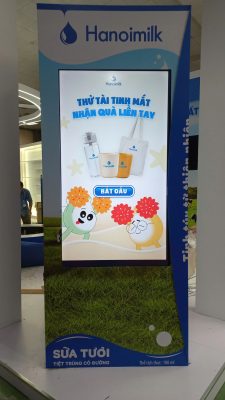 Màn hình cảm ứng 55 inch sử dụng tại gian hàng triển lãm