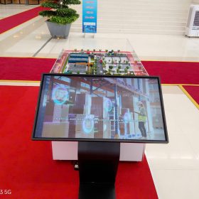 Màn hình cảm ứng chân quỳ sử dụng tại gian hàng triển lãm