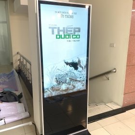 Standee điện tử 55 inch lắp đặt tại khu vực check in hội nghị