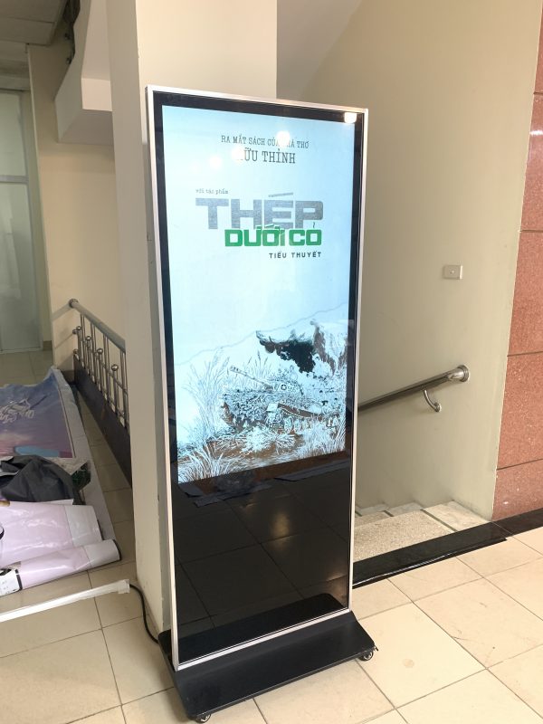 Standee điện tử 55 inch lắp đặt tại khu vực check in hội nghị