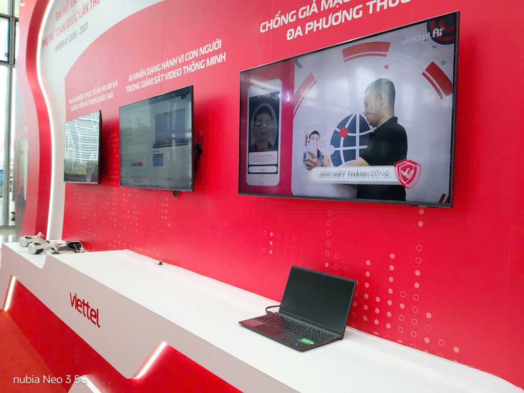 Tivi 55 inch lắp đặt tại gian hàng hội chợ để trình chiếu video sản phẩm