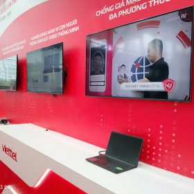 Tivi 55 inch lắp đặt tại gian hàng hội chợ để trình chiếu video sản phẩm