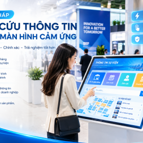 Khách tham dự tra cứu thông tin trên màn hình cảm ứng tại triển lãm