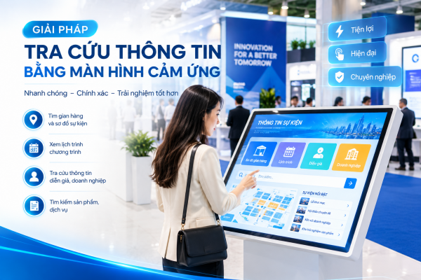 Khách tham dự tra cứu thông tin trên màn hình cảm ứng tại triển lãm
