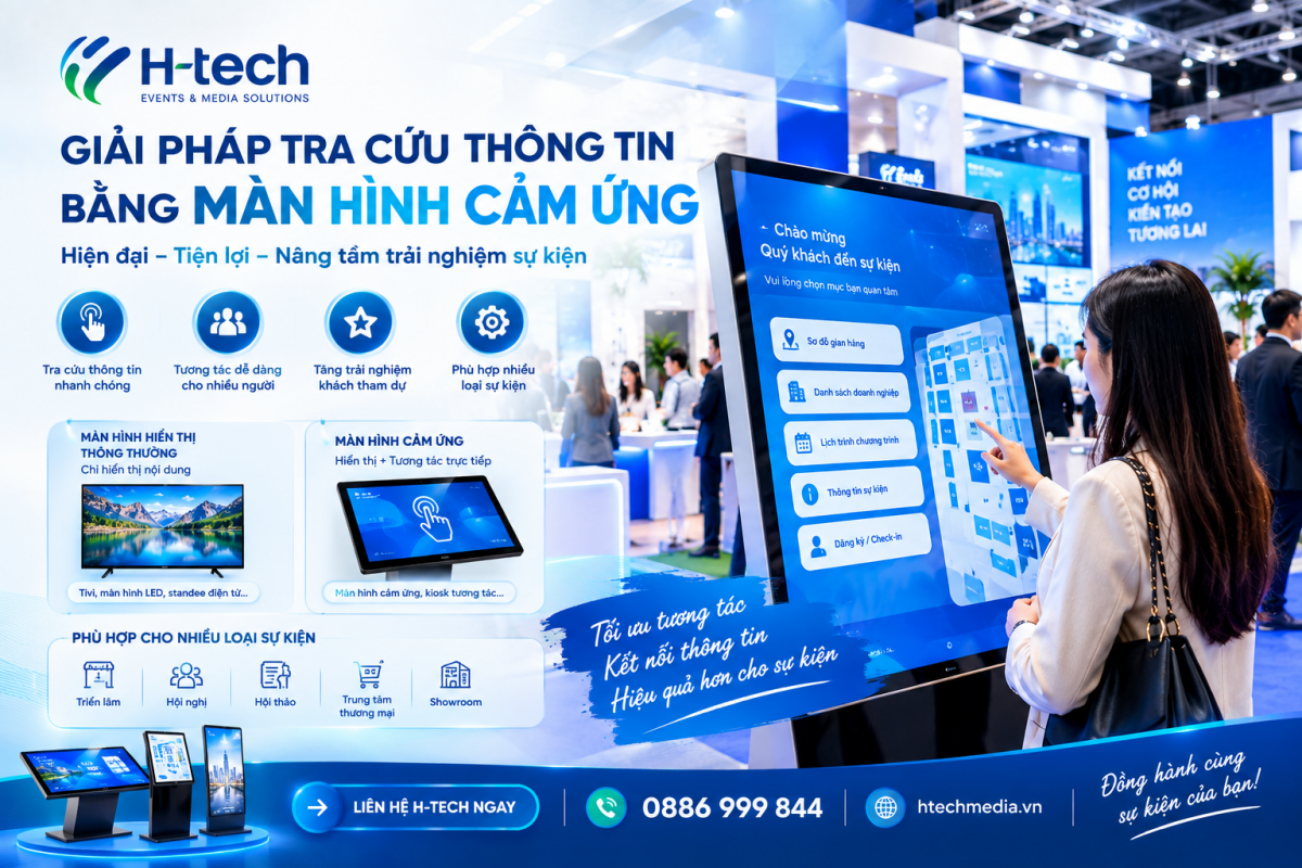 Khách tham quan sử dụng màn hình cảm ứng tra cứu thông tin tại triển lãm