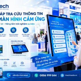 Khách tham quan sử dụng màn hình cảm ứng tra cứu thông tin tại triển lãm