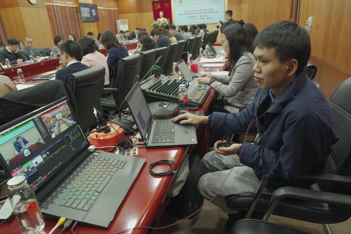 Kỹ thuật viên kiểm tra hệ thống mạng phục vụ livestream sự kiện